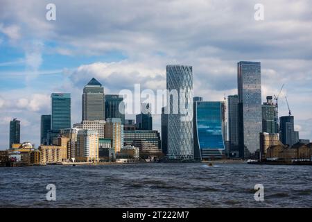 Canary Wharf Gebäude und Skyline vom North Thames Path, London Stockfoto