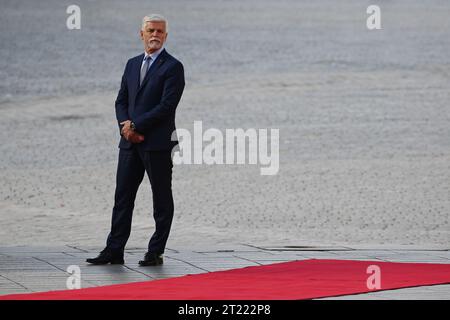 Prag, Tschechische Republik. Oktober 2023. Der tschechische Präsident Petr Pavel wurde vor einem Treffen mit seinem Amtskollegen Maia Sandu aus Moldawien auf der Prager Burg gesehen. Die Präsidentin der Republik Moldau, Maia Sandu, besuchte die Tschechische Republik und traf sich mit dem tschechischen Präsidenten Petr Pavel. (Foto: Tomas Tkacik/SOPA Images/SIPA USA) Credit: SIPA USA/Alamy Live News Stockfoto