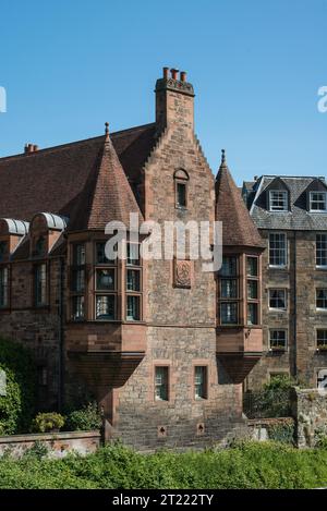 Das südliche Ende der gotischen Pfarrkirche aus rotem Sandstein in Dean Village, Edinburgh, Schottland. Stockfoto