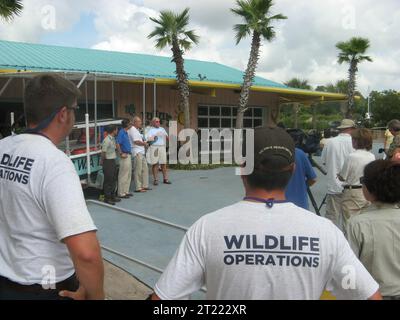 Gulf Shores, Ala - 19. Juli 2010: Interview der TV-Crews über die Widmung des von Jimmy Buffett gespendeten Wildlife Response Boats an die Freunde des Bon Secour National Wildlife Refuge, während die Wildtiere auf die Tiere schauen. Lulu's, ein Restaurant, das Buffe gehört. Themen: Boote; Deepwater Horizon Ölpest. Lage: Alabama. Fish and Wildlife Service Site: BON SECOUR NATIONAL WILDLIFE REFUGE. Stockfoto