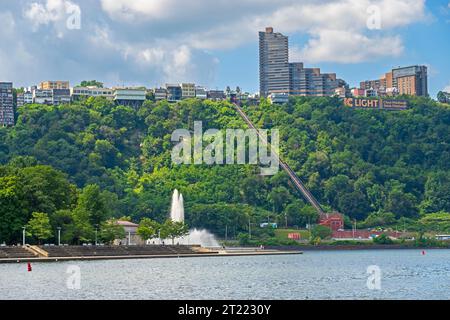 MT Washington, Pittsburgh, South Side und die Duquesne Incline, Standseilbahn. Im Vordergrund befinden sich der Point State Park und der Fountain Stockfoto