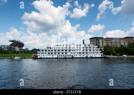 American Heritage, ein Kreuzfahrtschiff mit Sternraddampfern, das in Pittsburgh angedockt hat Stockfoto