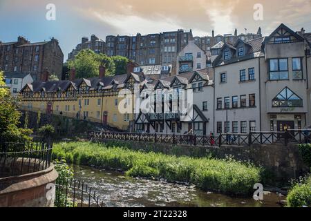 Das historische Dean Village in Edinburgh, Schottland, durch das Wasser von Leith fließt. Stockfoto