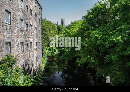 West Mill, Dean Village, Edinburgh von der Bell's Brae Bridge mit der Rhema Christain Centre Church in der Ferne. Stockfoto