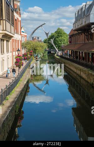 Der Fluss Witham, der durch die Stadt Lincoln fließt, mit dem 16 m hohen „Empowerment“ in der Ferne. Stockfoto