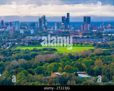 Manchester Skyline aus einem Park in der Nähe Stockfoto