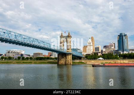Cincinnati vom Ohio River, Ohio. Die historische John A. Roebling Suspension Bridge (früher Cincinnati-Covington Bridge) überquert die Ohio Ri Stockfoto