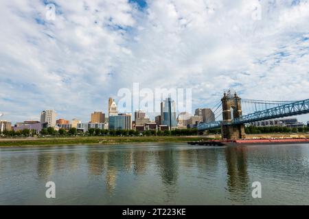 Cincinnati vom Ohio River, Ohio. Die historische John A. Roebling Suspension Bridge (früher Cincinnati-Covington Bridge) überquert die Ohio Ri Stockfoto