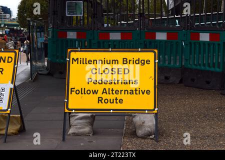 London, Großbritannien. Oktober 2023. Geschlossenes Schild an der Millennium Bridge. Die Fußgängerbrücke über die Themse wurde wegen dreiwöchiger Reparaturarbeiten geschlossen. Quelle: Vuk Valcic/Alamy Live News Stockfoto