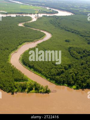 Aus der Vogelperspektive von C. Bittner auf Jameson Island im Missouri River, mit Blick nach Süden; matschiger roter Fluss, der sich durch die Aue schlängelt. Themen: Luftfotografie; Wiederherstellung von Habitaten; Flüsse und Bäche; Wildlife Refuges. Lage: Missouri. Fish and Wildlife Service Site: GROSSE, SCHLAMMIGE NATIONALE FISCH- UND WILDSCHUTZGEBIETE. Stockfoto