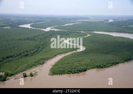 Aus der Vogelperspektive von C. Bittner auf Jameson Island und Lissabon Bottom im Missouri River, Blick nach Süden; matschiger roter Fluss, der sich durch die Aue schlängelt. Themen: Luftfotografie; Wiederherstellung von Habitaten; Flüsse und Bäche; Wildlife Refuges. Lage: Missouri. Fish and Wildlife Service Site: GROSSE, SCHLAMMIGE NATIONALE FISCH- UND WILDSCHUTZGEBIETE. Stockfoto