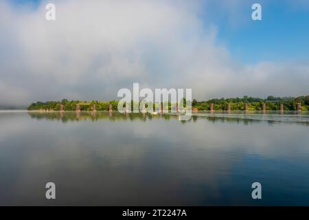 Stillwasser- und Festmacherzellen am Ohio River gegenüber von Moundsville, West Virginia Stockfoto