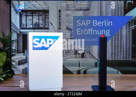 SAP eröffnet Hauptstadtstandort Europa, Deutschland, Berlin, 16.10.2023: Warten auf Robert Habeck. Mitarbeiter von SAP in ihrem neuen Bürokomplex. SAP investiert 250 Millionen Euro in dem Standort Berlin. Zur Einweihung des Hauptstadtstandorts kommt Bundeswirtschaftsminister Robert Habeck. *** SAP eröffnet Hauptstadtstandort Europa, Deutschland, Berlin, 16 10 2023 auf Robert Habeck warten SAP-Mitarbeiter in ihrem neuen Bürokomplex SAP investiert 250 Millionen Euro in den Standort Berlin zur Einweihung des Hauptstadtstandortes kommt Bundeswirtschaftsminister Robert Habeck Stockfoto