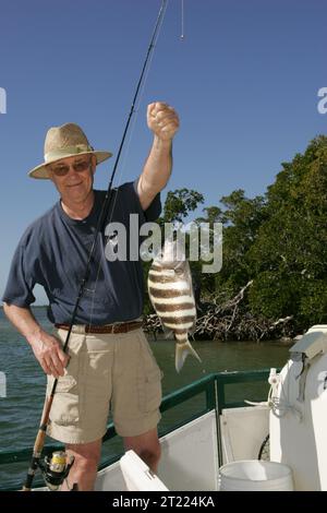 Ein glücklicher Fischer ist in diesem Zufluchtsort fast garantiert. Themen: Aquatische Umwelt; Bootstouren; Boote; Küstenumwelt; Verbindung von Menschen mit der Natur; Umwelt (natürlich); Fische; Fischerei; öffentlicher Zugang; Freizeitangebote; Erholungsgebiete; Tourismus; Tierschutzgebiete; Freizeitaktivitäten. Fish and Wildlife Service Site: J.N. 'DING' DARLING NATIONAL WILDLIFE REFUGE. Stockfoto