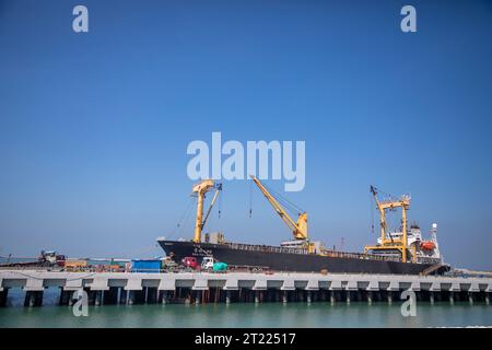 Ein fremdes Schiff vor Anker am Anlegesteg des Kraftwerks Matarbari. Es handelt sich um ein 1.200 Megawatt (2x600) Kohlekraftwerk, das in Maheshk gebaut wird Stockfoto