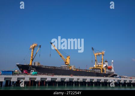 Ein fremdes Schiff vor Anker am Anlegesteg des Kraftwerks Matarbari. Es handelt sich um ein 1.200 Megawatt (2x600) Kohlekraftwerk, das in Maheshk gebaut wird Stockfoto