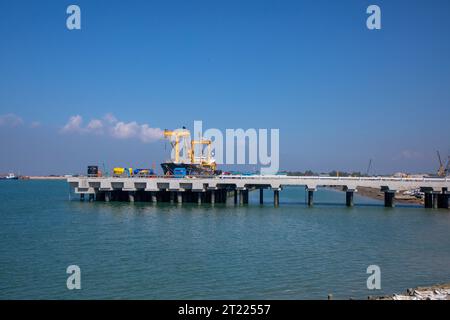 Ein fremdes Schiff vor Anker am Anlegesteg des Kraftwerks Matarbari. Es handelt sich um ein 1.200 Megawatt (2x600) Kohlekraftwerk, das in Maheshk gebaut wird Stockfoto