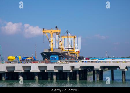 Ein fremdes Schiff vor Anker am Anlegesteg des Kraftwerks Matarbari. Es handelt sich um ein 1.200 Megawatt (2x600) Kohlekraftwerk, das in Maheshk gebaut wird Stockfoto