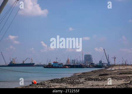 Ein fremdes Schiff vor Anker am Anlegesteg des Kraftwerks Matarbari. Es handelt sich um ein 1.200 Megawatt (2x600) Kohlekraftwerk, das in Maheshk gebaut wird Stockfoto