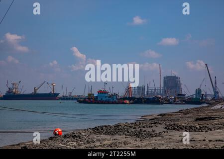 Ein fremdes Schiff vor Anker am Anlegesteg des Kraftwerks Matarbari. Es handelt sich um ein 1.200 Megawatt (2x600) Kohlekraftwerk, das in Maheshk gebaut wird Stockfoto