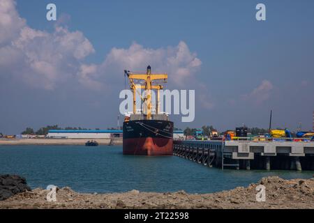 Ein fremdes Schiff vor Anker am Anlegesteg des Kraftwerks Matarbari. Es handelt sich um ein 1.200 Megawatt (2x600) Kohlekraftwerk, das in Maheshk gebaut wird Stockfoto