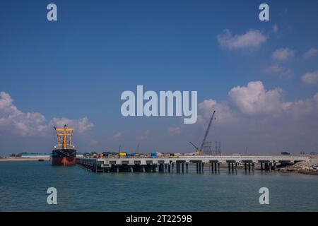 Ein fremdes Schiff vor Anker am Anlegesteg des Kraftwerks Matarbari. Es handelt sich um ein 1.200 Megawatt (2x600) Kohlekraftwerk, das in Maheshk gebaut wird Stockfoto