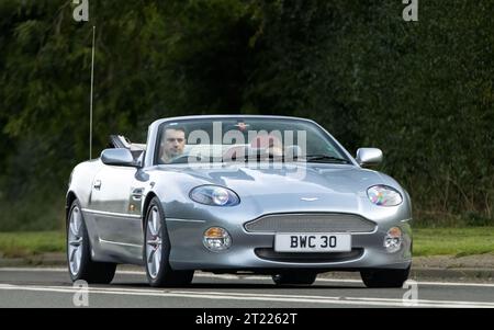 Bicester, Oxon., UK - 8. Oktober 2023: 2002 Aston Martin DB7 Vantage Volante Oldtimer auf einer englischen Landstraße. Stockfoto
