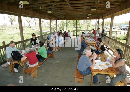 Eine der großartigen Attraktionen der Tierbeobachtung auf der Schutzhütte ist eine gute Zeit mit der Familie und ein Mittagessen. Themen: Erwachsene; Gebäude, Einrichtungen und Strukturen; Menschen mit der Natur verbinden; Freizeitaktivitäten; öffentlicher Zugang; Erholung; Strukturen; Tourismus; Besucherservice; Wildlife Refuges. Lage: Louisiana. Fish and Wildlife Service Site: BAYOU SAUVAGE NATIONAL WILDLIFE REFUGE. Stockfoto