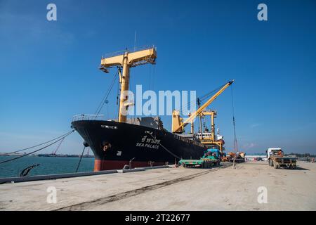 Ein fremdes Schiff vor Anker am Anlegesteg des Kraftwerks Matarbari. Es handelt sich um ein 1.200 Megawatt (2x600) Kohlekraftwerk, das in Maheshk gebaut wird Stockfoto