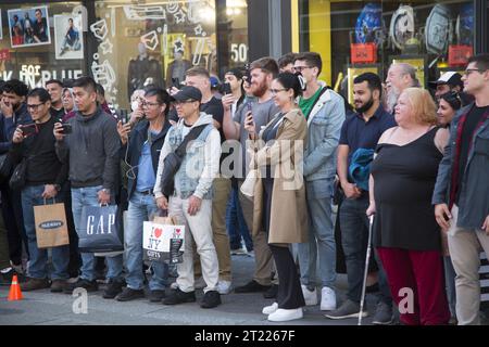 Straßenakrobaten und Entertainer ziehen regelmäßig große Menschenmassen in der Fußgängerzone Times Square am Broadway an. Stockfoto