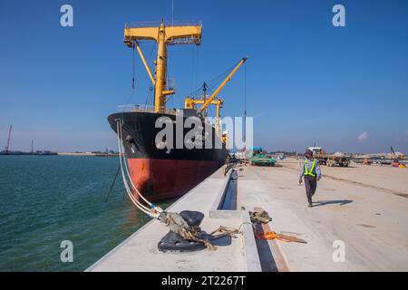 Ein fremdes Schiff vor Anker am Anlegesteg des Kraftwerks Matarbari. Es handelt sich um ein 1.200 Megawatt (2x600) Kohlekraftwerk, das in Maheshk gebaut wird Stockfoto