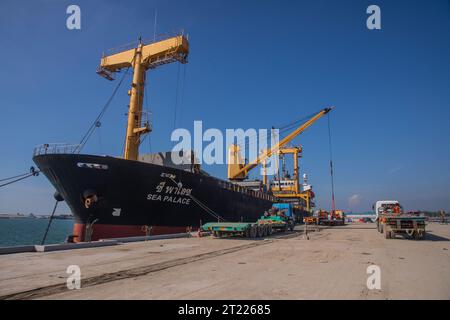 Ein fremdes Schiff vor Anker am Anlegesteg des Kraftwerks Matarbari. Es handelt sich um ein 1.200 Megawatt (2x600) Kohlekraftwerk, das in Maheshk gebaut wird Stockfoto