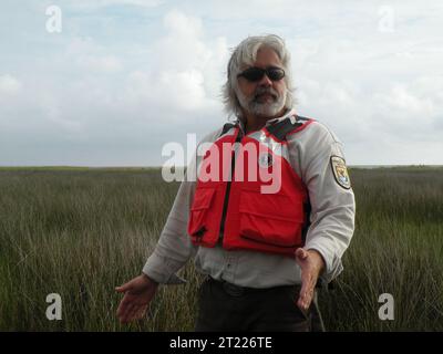 1. Juli 2010 Gulf Shores, AL - der Instandhaltungsarbeiter Jerry Dunn des Bon Secour National Wildlife Refuge überprüft die Küste dreimal pro Woche. Hier erklärt er, wie schwierig es ist, Öl aus einem Sumpfgebiet zu reinigen. Foto von Bonnie Strawser. Themen: Deepwater Horizon Ölpest; Mitarbeiter (USFWS). Lage: Alabama. Fish and Wildlife Service Site: BON SECOUR NATIONAL WILDLIFE REFUGE. . 1998 - 2011. Stockfoto