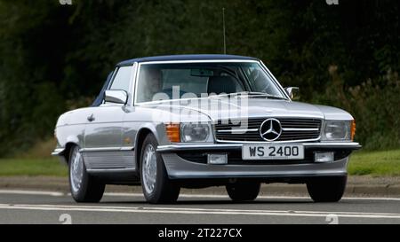Bicester,Oxon.,UK - 8. Oktober 2023: 1987 silberner Mercedes Benz 300 SL Oldtimer auf einer englischen Landstraße. Stockfoto