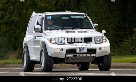 Bicester, Oxon., UK - 8. Oktober 2023: 1998 weißer Mitsubishi Pajero Oldtimer, der auf einer englischen Landstraße fährt. Stockfoto