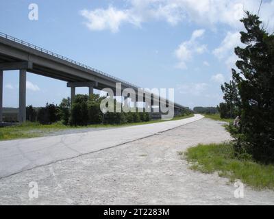 Brücke nach Cedar Island, NC. Themen: Gebäude, Einrichtungen und Strukturen. Lage: North Carolina. . 1998 - 2011. Stockfoto