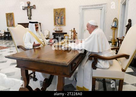 Vatikan, Vatikan. Oktober 2023. Italien, Rom, Vatikan, 2023/10/16 Papst Franziskus empfängt in Privataudienz seine Majestät Hamad bin Isa Al Khalifa, König von Bahrain im Vatikan Foto von VATIKANISCHEN MEDIEN /Katholische Presse Foto: Unabhängige Fotoagentur/Alamy Live News Stockfoto