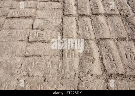 Moderne Lehmziegel zum Schutz der Mauern im Palastkomplex von Amenhotep III in Malkata, südlich von Medinet Habu, Westbank, Luxor, Ägypten. Stockfoto