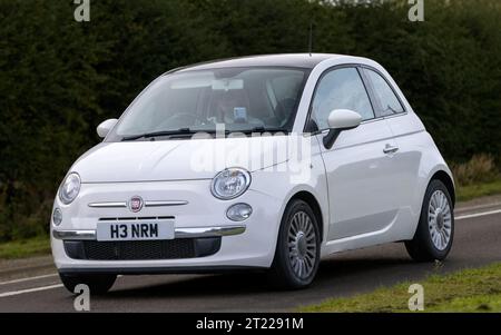 Bicester, Oxon., UK - 8. Oktober 2023: 2013 weißer Fiat 500 Oldtimer, der auf einer englischen Landstraße fährt. Stockfoto