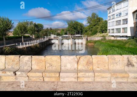 Aguilar de Campoo Steinsitze auf der Brücke am Eingang zum Stadtplatz Palencia, Castilla y León, Spanien Stockfoto