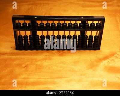 Chinesischer hölzerner Abacus auf dem Tisch Stockfoto