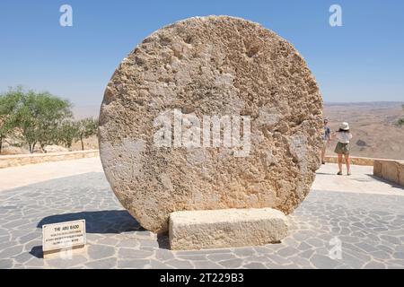 Mount Nebo Jordan - Abu Badd ein großer Rollstein, der als befestigte Tür eines byzantinischen Klosters im nahegelegenen Dorf Faisaliyah, Mt. Nebo 2023, diente Stockfoto