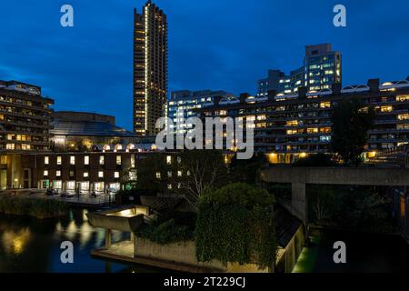 Blick in die Dämmerung auf Barbican in City of London, England Stockfoto