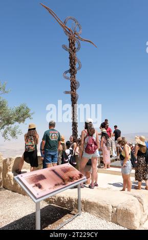 Mount Nebo Jordan – Besucher des Denkmals der Brazen Schlange des Künstlers Giovanni Fantoni auf dem Berg Nebo im August 2023 Stockfoto