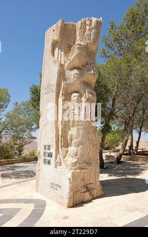 Mount Nebo Jordan – das Denkmal des Buch der Liebe unter den Nationen des italienischen Bildhauers Vincenzo Bianchi auf dem Berg Nebo im August 2023 Stockfoto