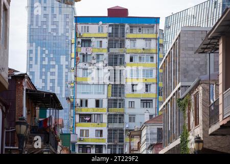 07. August 2023, Georgien. Batumi. Moderne Wolkenkratzer und alte verfallene Häuser der georgianischen Stadt. Stockfoto