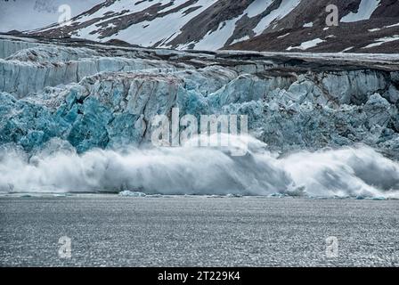 Fjortende Julibreen, 14. Juli Glacier Calving, Svalbard, Norwegen Stockfoto