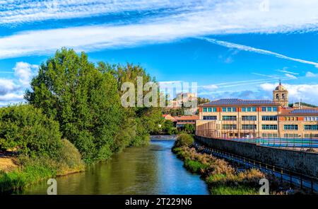 Aguilar de Campoo Pisuerga Fluss mit Blick auf die Burg Palencia, Castilla y Leon Spanien Stockfoto