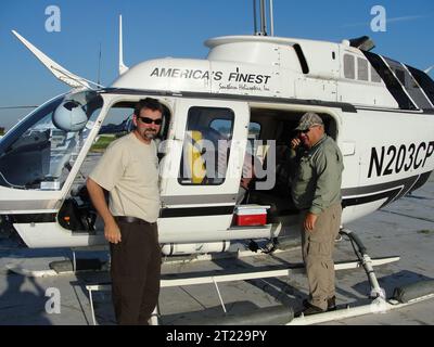 Juli 2010: New Orleans. Randy Wilson und Paul Yakupzack, Refuge Manager im Mandalay/Bayou Teche National Wildlife Refuge in Louisiana, bereiten sich auf einen Hubschrauber für einen Aufklärungsflug vor. Foto von Phil Kloer, USFWS. Themen: Deepwater Horizon Ölpest; Sitzungen; Personal. Lage: Louisiana. Stockfoto