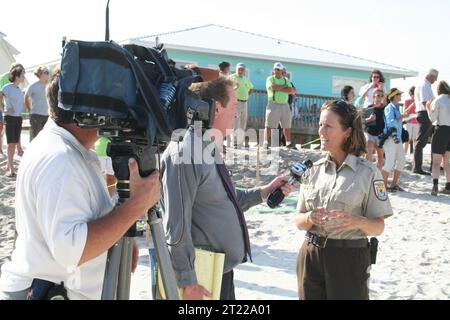 12. Juli 2010: Die USFWS-Biologin und Meeresschildkrötenexpertin Dianne Ingram wird interviewt. Foto von Barbara Maxfield, USFWS. Themen: Deepwater Horizon Ölpest; Mitarbeiter (USFWS); Reptilien; Umzug. Lage: Alabama. Stockfoto